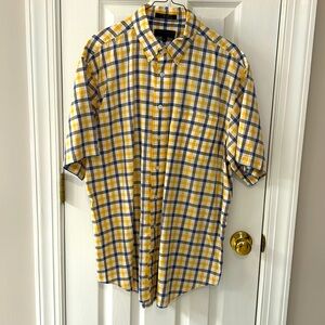 Men’s short sleeve button-up shirt